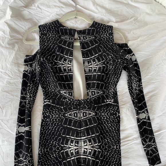 Black form fitting snakeskin Parker dress - Picture 5 of 5